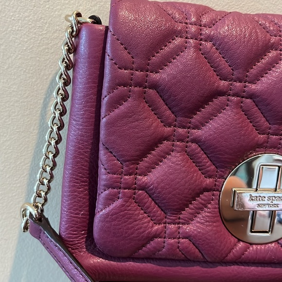 Kate Spade  Astor Court Naomi Crossbody bag  Quilted  Leather Raspberry Turnlock - Picture 5 of 17